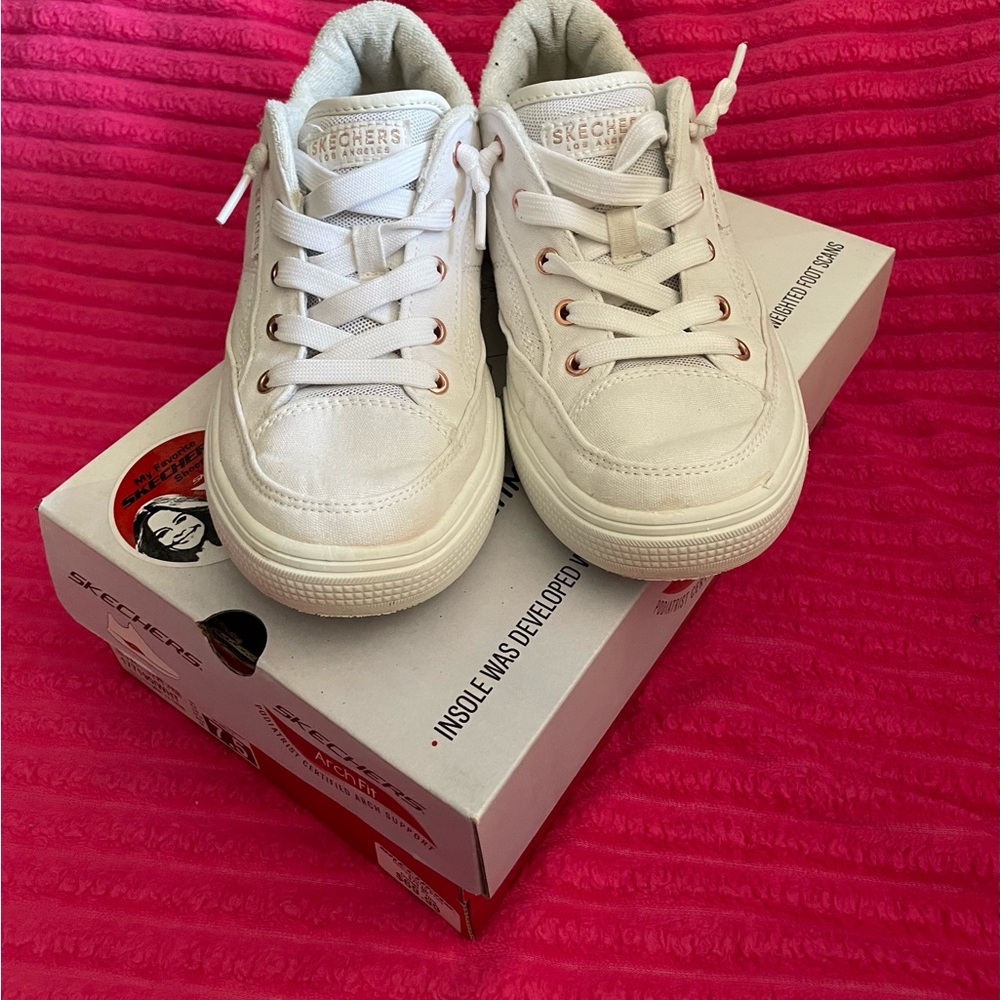 Skechers Arch Fit Low-Top Sneakers in Off-White Perfect for Summer Wear - Picture 2 of 5